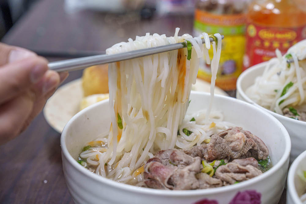 板橋美食 越南 阿準 牛肉河粉 法國麵包 涼拌木瓜｜老闆是越南人，用餐時段的人潮很驚人！