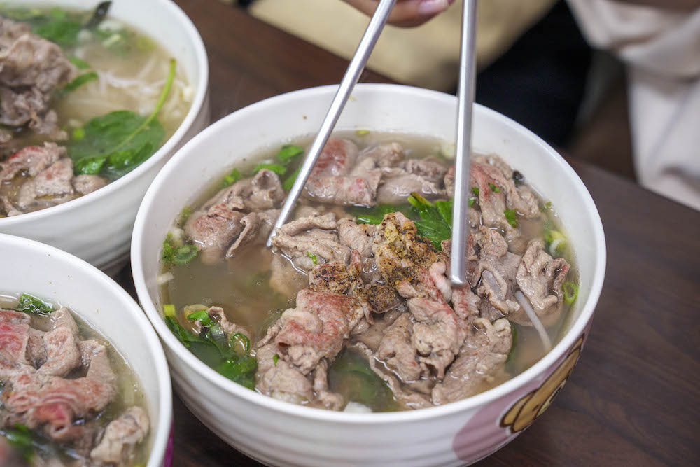 板橋美食 越南 阿準 牛肉河粉 法國麵包 涼拌木瓜｜老闆是越南人，用餐時段的人潮很驚人！